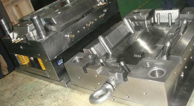 hot runner injection mold in China